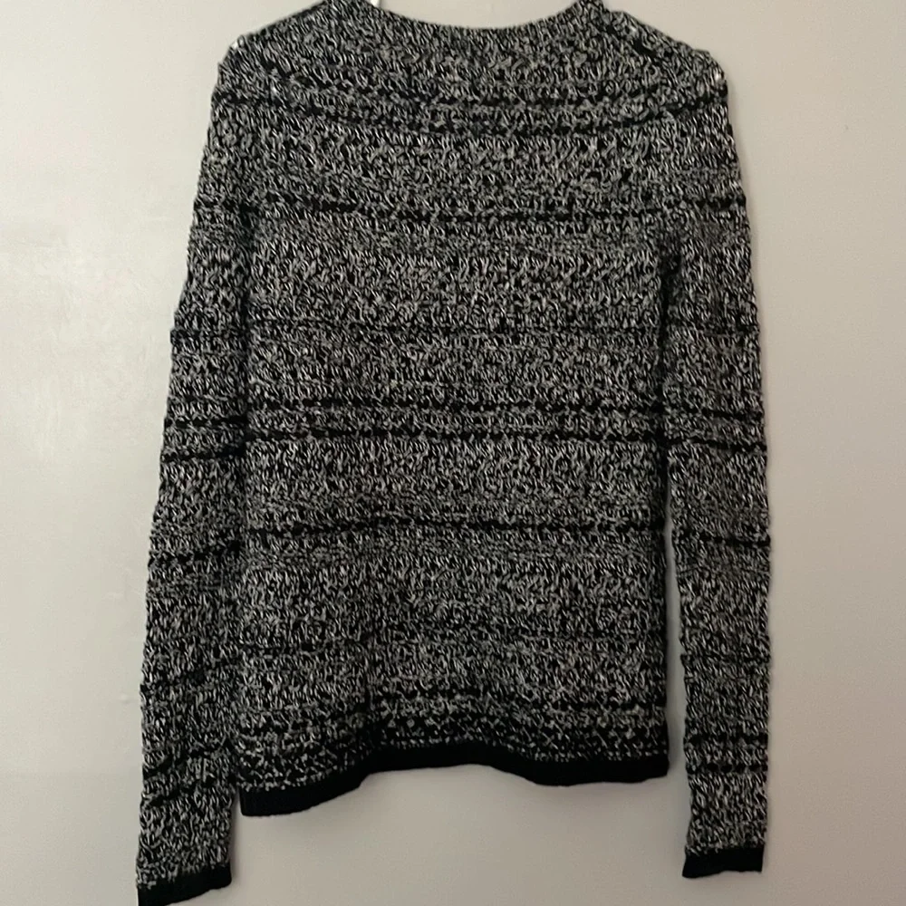 Bass Ladies XS salt & peppered knit sweater. Used but in beautiful condition.